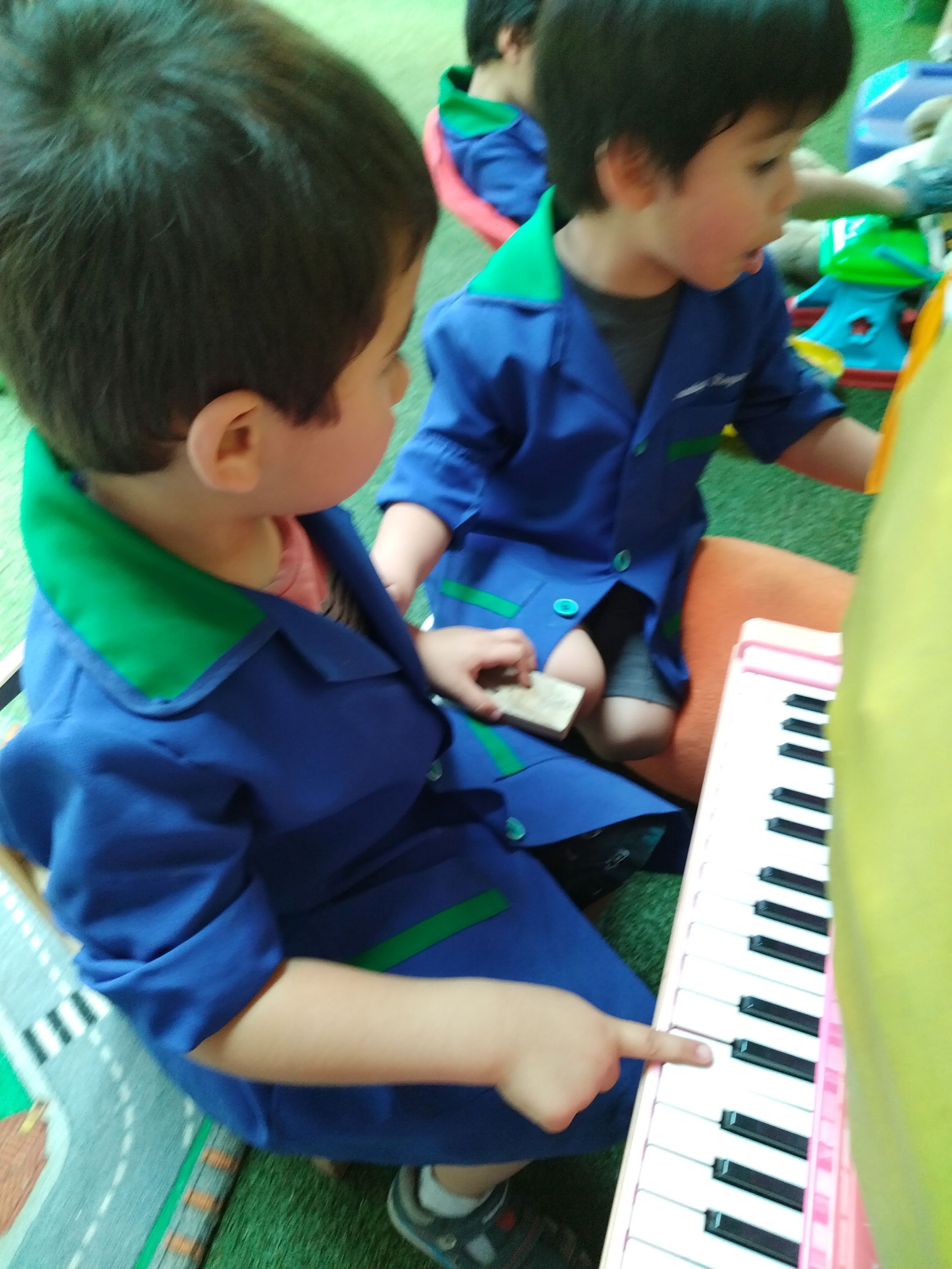 Mesa con juegos y fichas: estimulación y curiosidad en el jardín Reina del Tamarugal