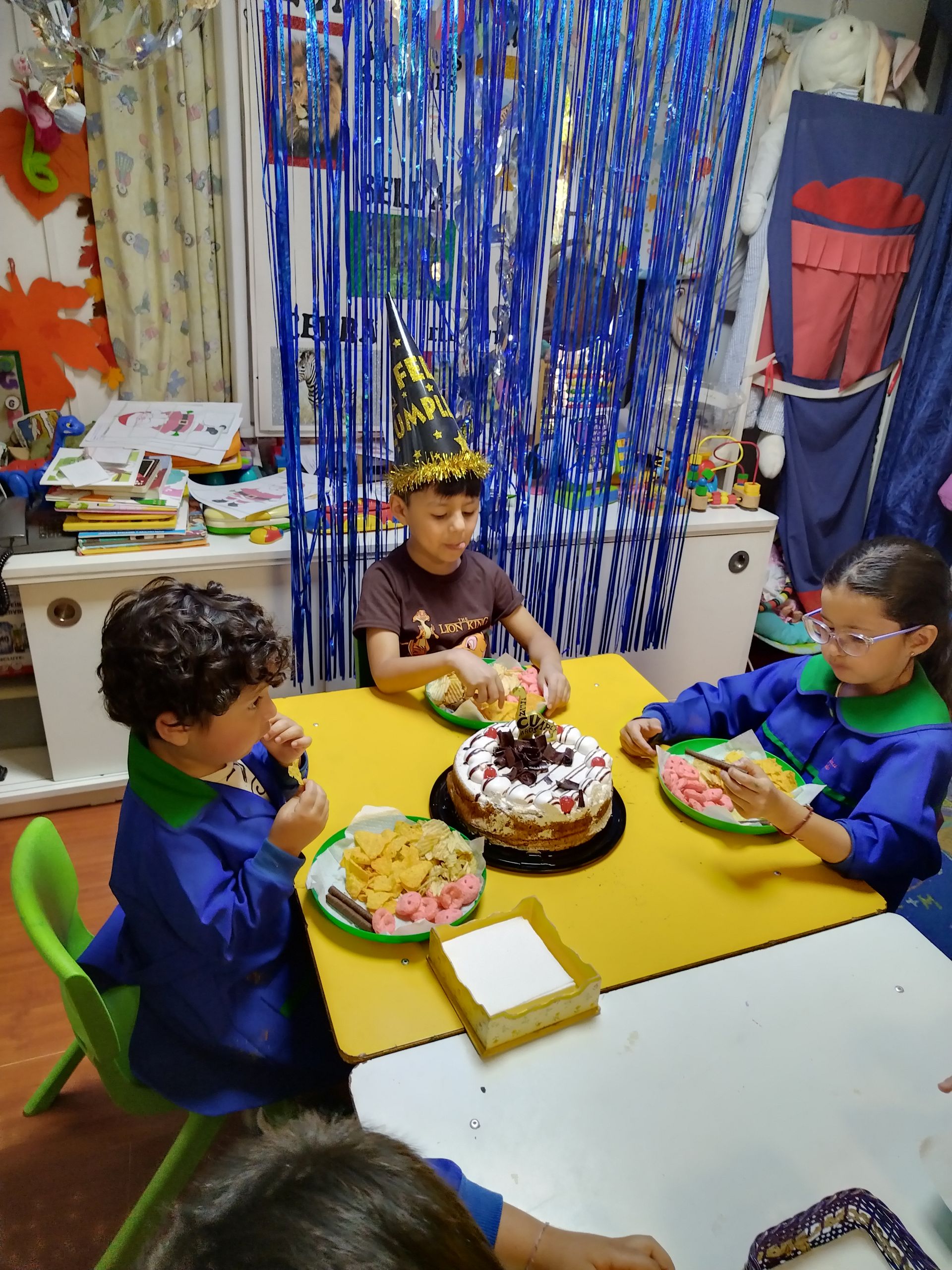 Niños y niñas jugando con material didáctico en el Jardín Infantil Reina del Tamarugal, Conchalí